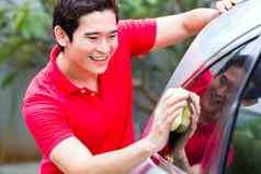 亚洲男人。清洁洗车海绵