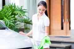 亚洲女人清洁头灯车洗
