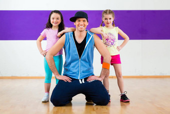 跳舞老师给孩子们尊巴健身类