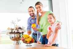 家庭吃新鲜的水果健康的生活厨房