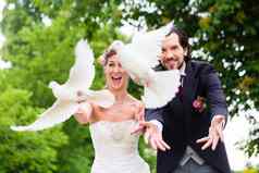 新娘一对飞行白色鸽子婚礼