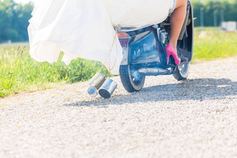 新娘一对开车电动机踏板车穿礼服西装
