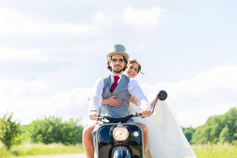 新娘一对开车电动机踏板车穿礼服西装