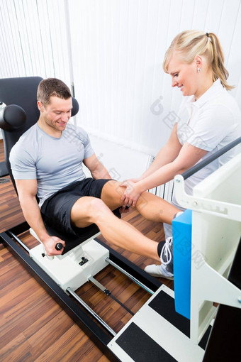 理疗师锻炼病人体育运动治疗