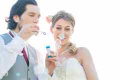 婚礼夫妇吹肥皂泡沫