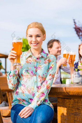 女人喝朋友啤酒花园