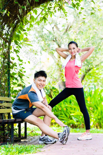 亚洲中国人夫妇户外健身培训