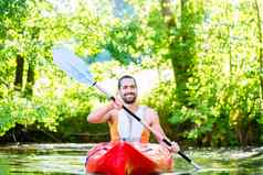 男人。划皮艇河水体育运动