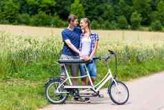 夫妇骑串联自行车国家