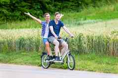 夫妇骑串联自行车国家