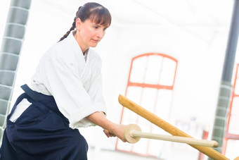 女人合气道剑战斗