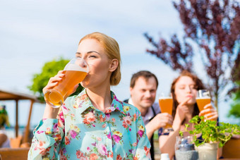 女人喝朋友啤酒花园