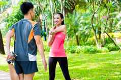 亚洲夫妇户外健身体育运动培训