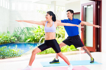 亚洲健身夫妇体育运动锻炼热带首页