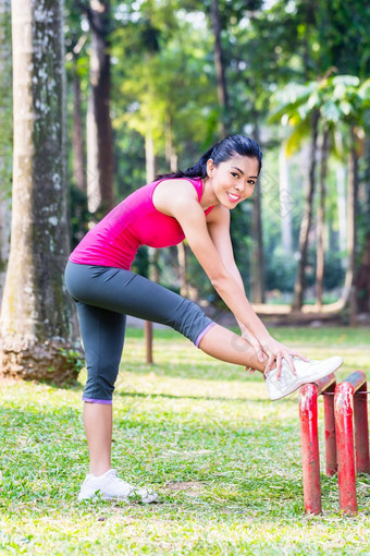 亚洲女人伸展运动健身锻炼