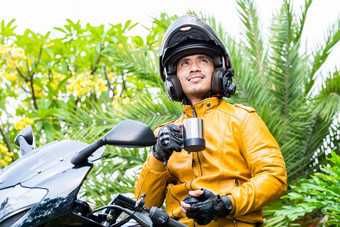 亚洲男人。摩托车头盔