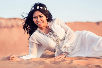 女人铺设沙子阿拉伯沙漠