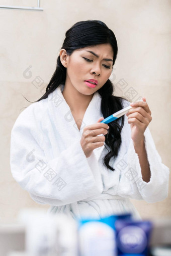 亚洲女人伤心怀孕测试