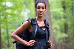 非洲年轻的女人徒步旅行森林跟踪