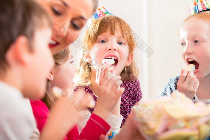 孩子们生日聚会，派对一点一点地吃糖果