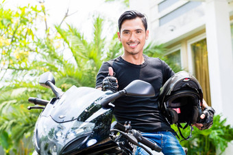 亚洲年轻的男人。摩托车踏板车