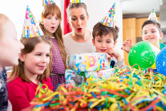 孩子打开生日礼物朋友