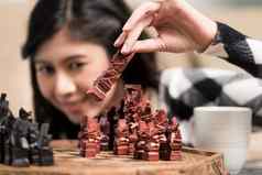 印尼女人玩国际象棋设置数字