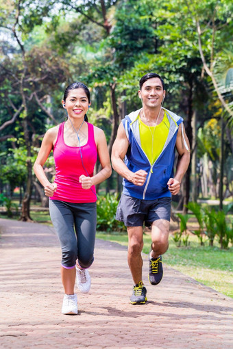 亚洲夫妇慢跑运行公园健身