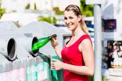 女人回收中心扔瓶容器