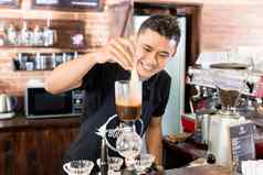 咖啡师准备滴咖啡亚洲咖啡商店