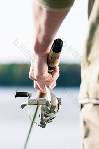 特写镜头渔夫钓鱼杆手