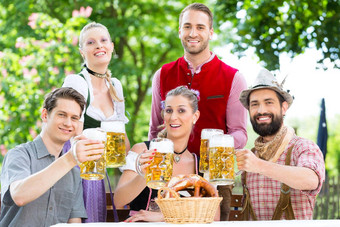 啤酒花园朋友喝啤酒巴伐利亚