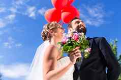 新娘新郎婚礼读氦气球