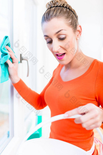 女人清洁窗口公寓