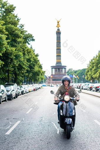旅游柏林骑踏板车