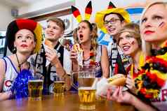 足球球迷看游戏德国国家团队