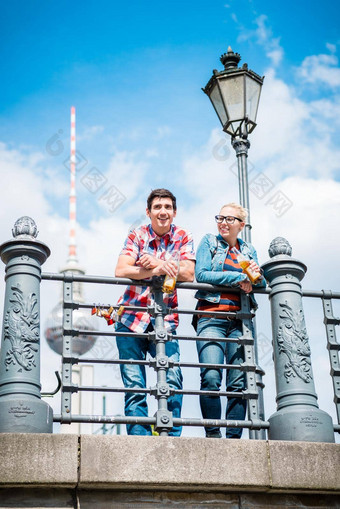 柏林游客享受视图桥博物馆岛