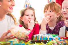 孩子们生日聚会，派对一点一点地吃糖果