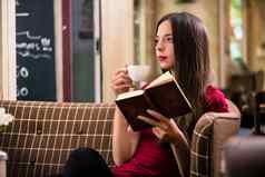 放松年轻的女人阅读书在室内