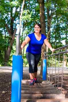 超重女人攀爬公园体育运动