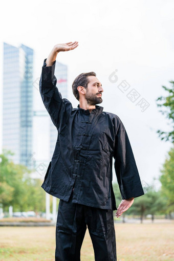 武术艺术运动员练习空手道城市