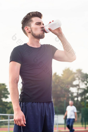 男人。喝水瓶体育