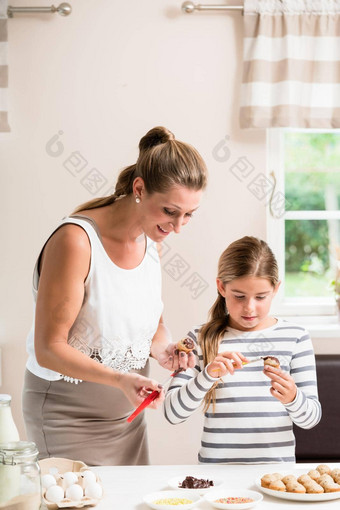 怀孕了<strong>妈妈</strong>女儿烘焙