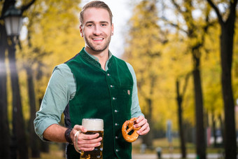 男人。传统的巴伐利亚试图喝啤酒巨<strong>大</strong>的<strong>杯子</strong>