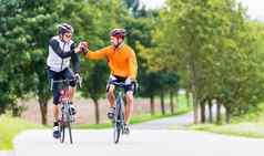 赛车骑自行车的人体育运动给高