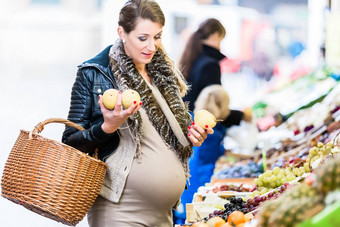 怀孕了女人购物食品杂货农民市场