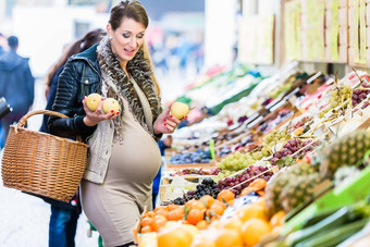 怀孕了女人购物食品杂货农民市场