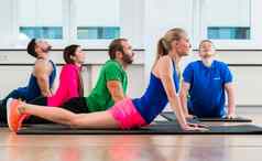 休闲运动员瑜伽练习健身健身房