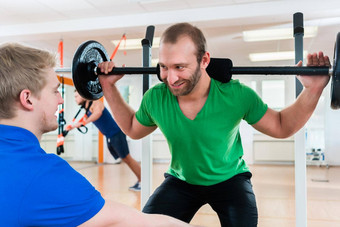 运动员举重健身房工作室培训合作伙伴