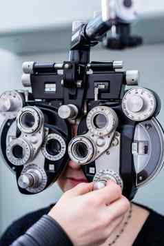 女人验光师眼睛视线测试